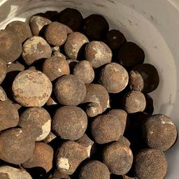 Manganknollen sind dunkle, raue Mineralaggregate aus der Tiefsee.