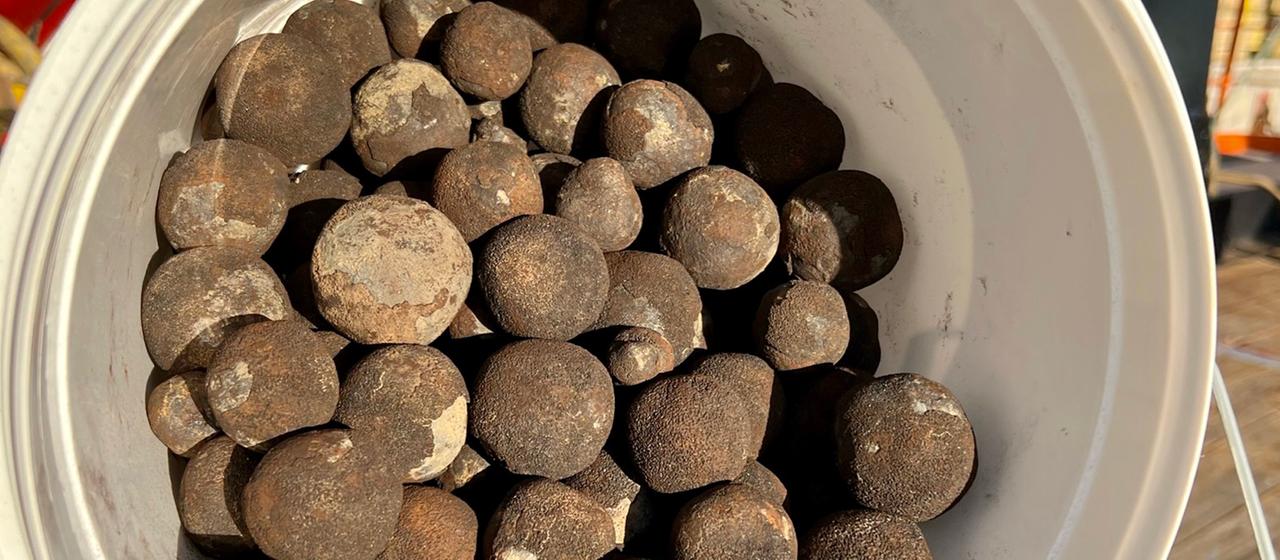 Manganknollen sind dunkle, raue Mineralaggregate aus der Tiefsee.