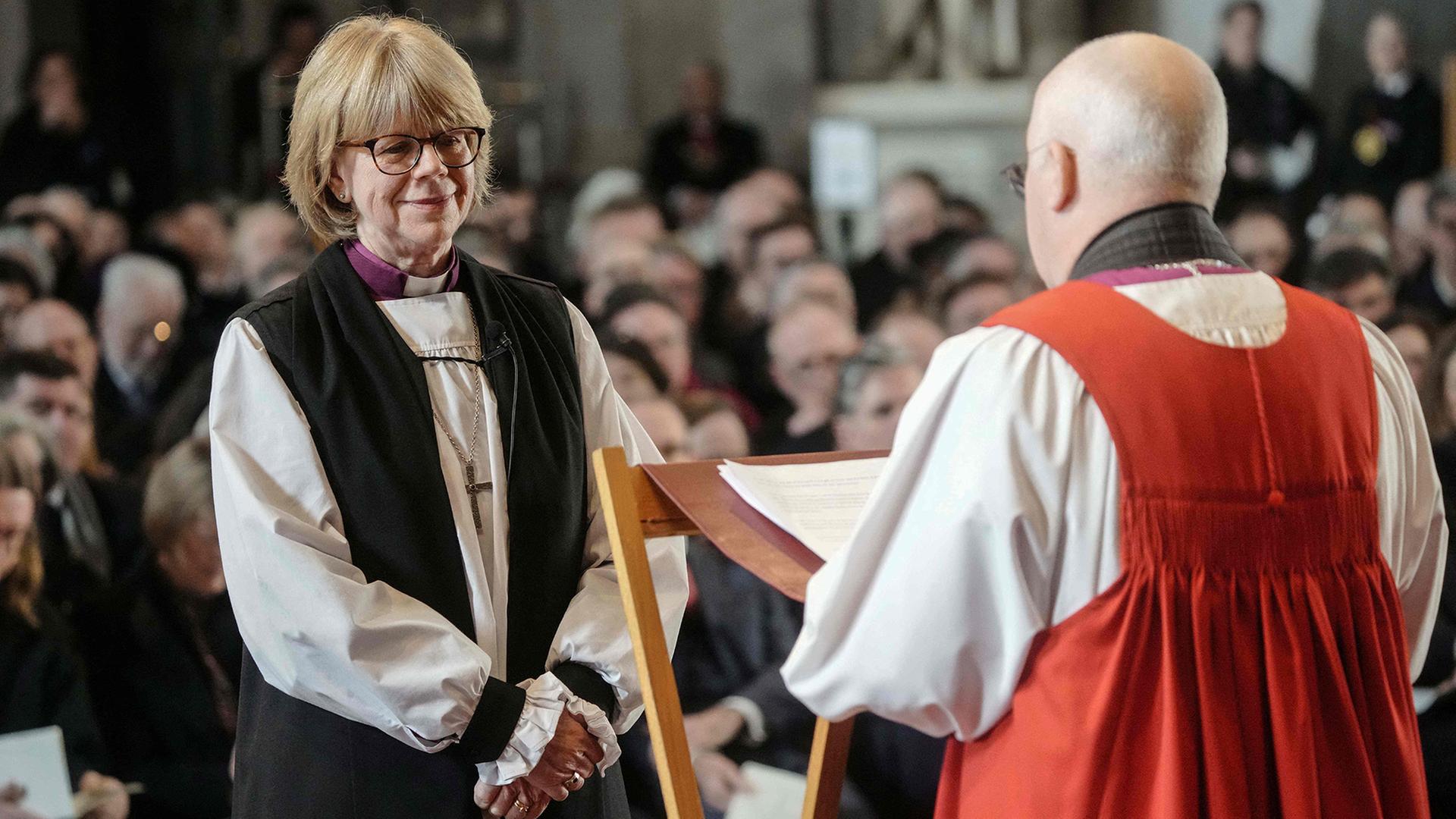 Sarah Mullally nimmt an einer Zeremonie in der St. Paul's Cathedral in London teil. | AFP