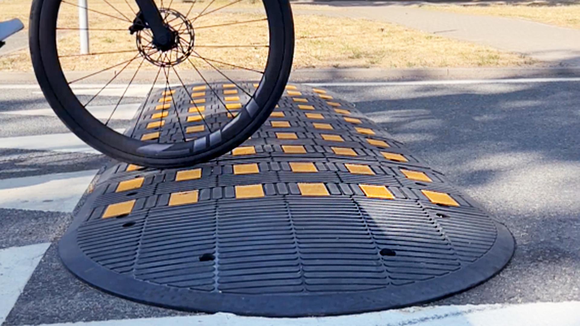Bumper auf Radweg sorgen für Ärger in Ginsheim