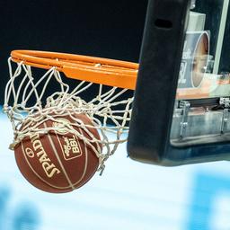 Basketball in einem Korb