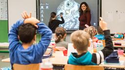 Schüler einer 1. Klasse nehmen am Unterricht teil.