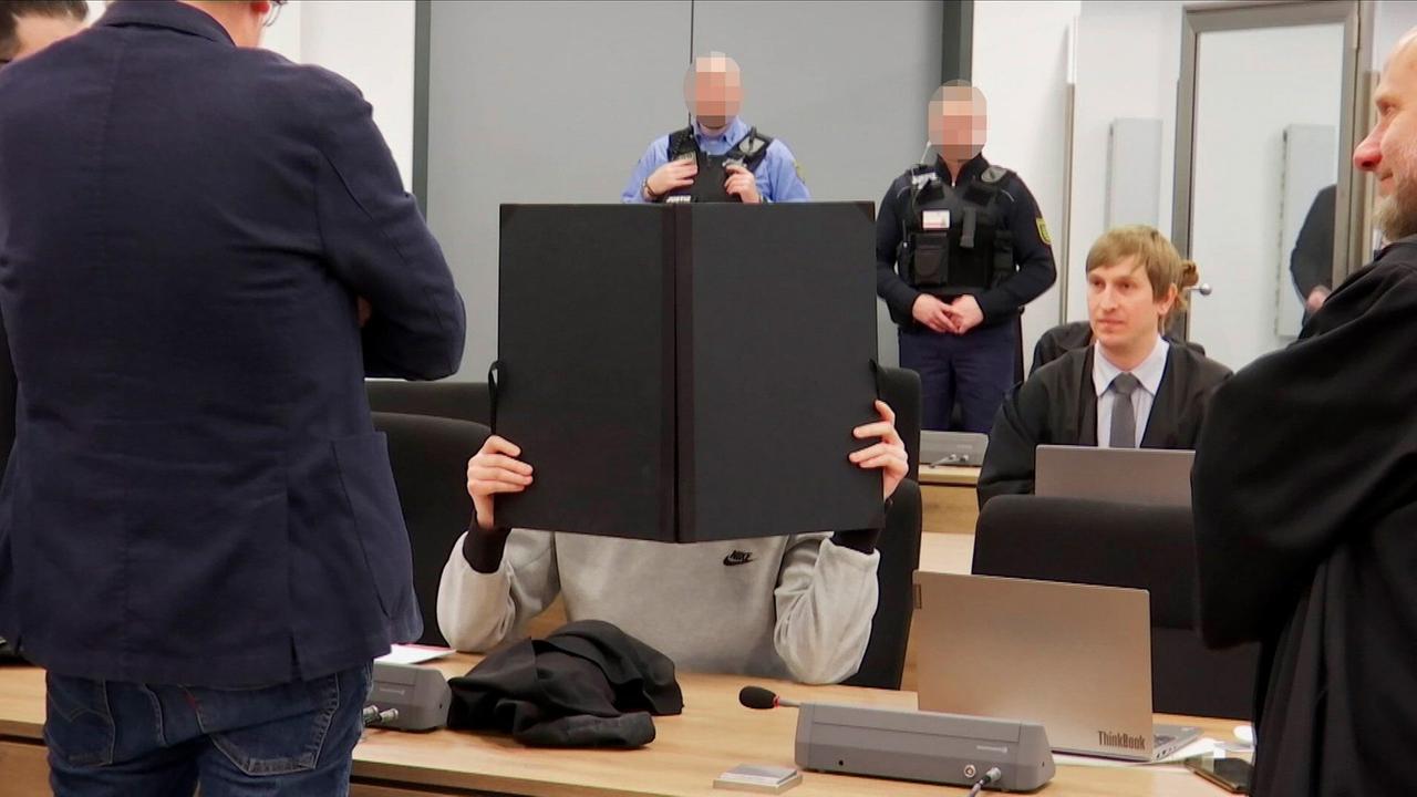 Menschen in einem Gerichtssaal | MDR/Uwe Nitschke