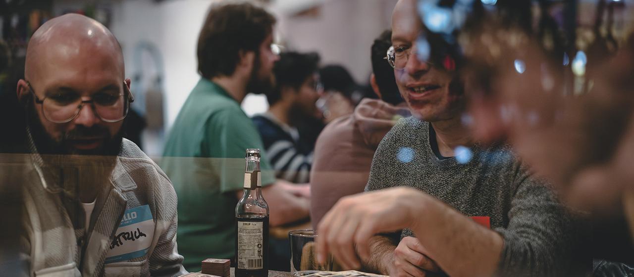 Gäste spielen ein Brettspiel in einem Spielecafé. | Max Burk, WDR Gäste spielen ein Brettspiel in einem Spielecafé.