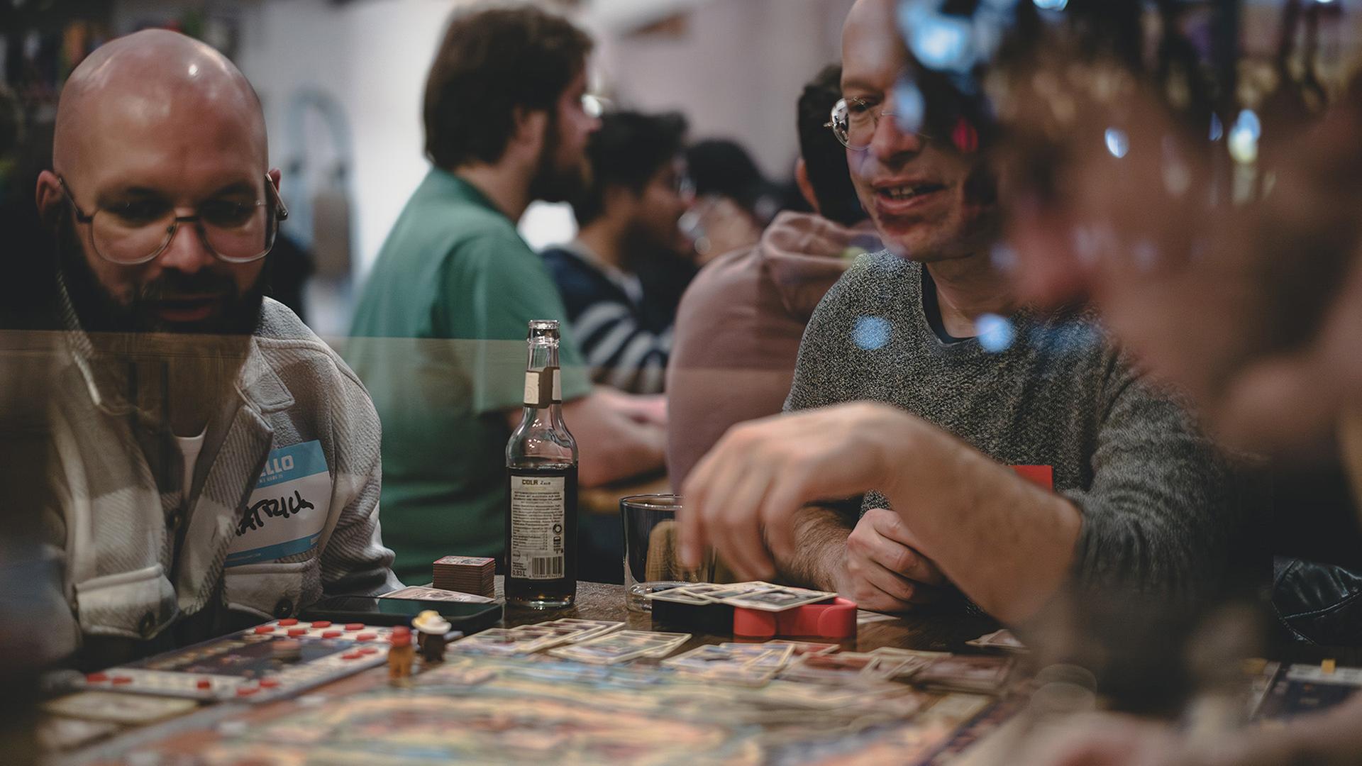 Gäste spielen ein Brettspiel in einem Spielecafé. | Max Burk, WDR