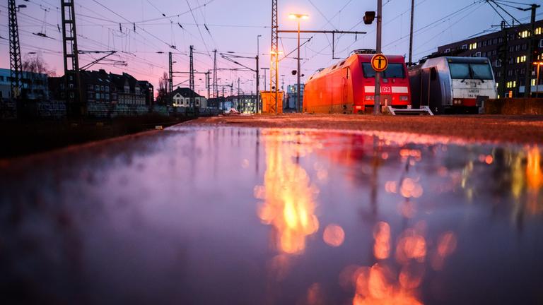Eine Lok steht am Hauptbahnhof Hannover (Archivbild). 