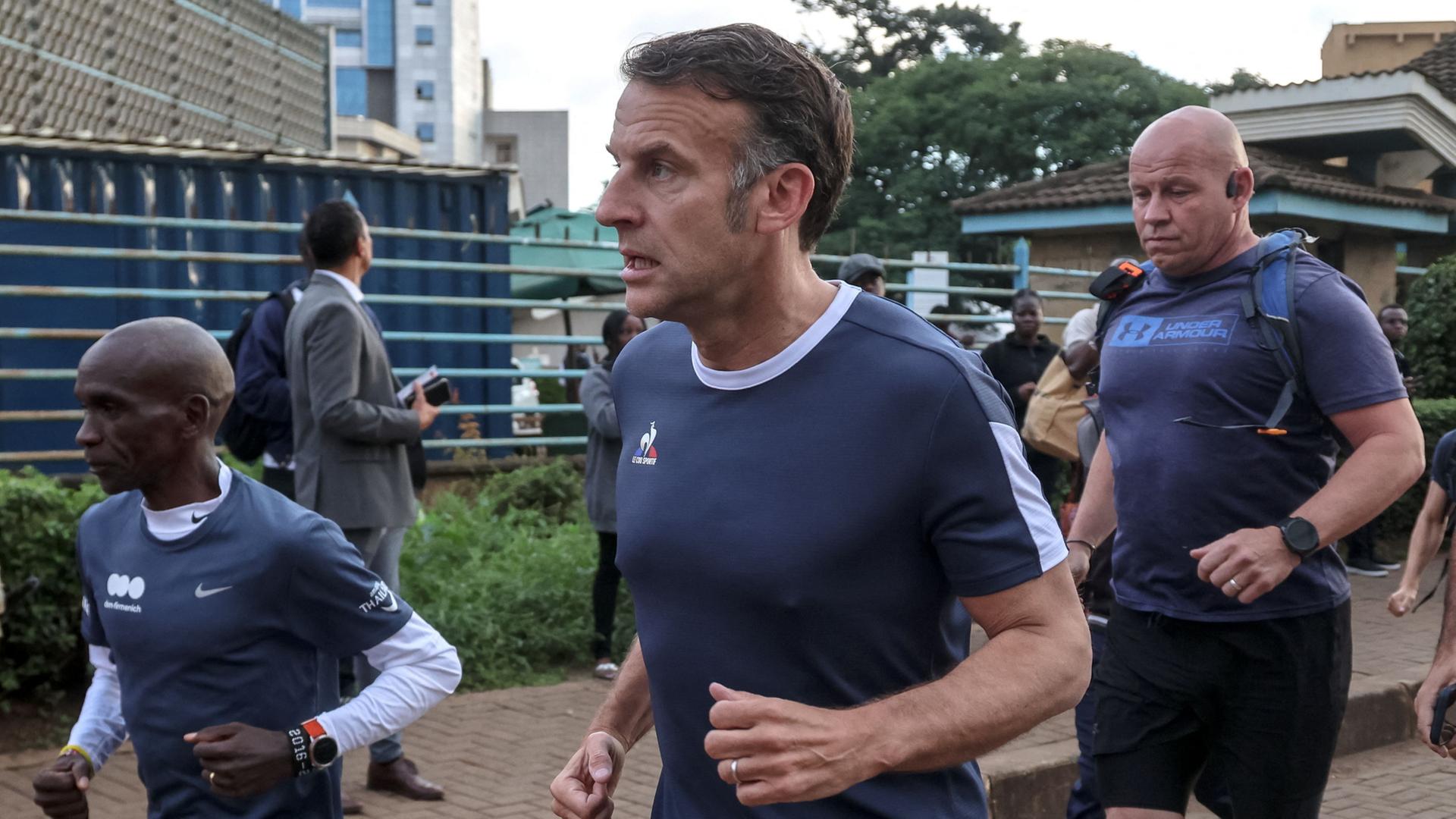 Emmanuel Macron joggt gemeinsam mit Eliud Kipchoge. | AFP
