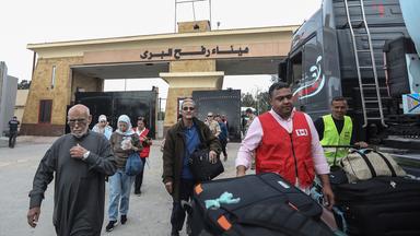 Palästinenser mit ausländischen Pässen reisen aus den palästinensischen Gebieten über den Grenzübergang Rafah nach Ägypten ein