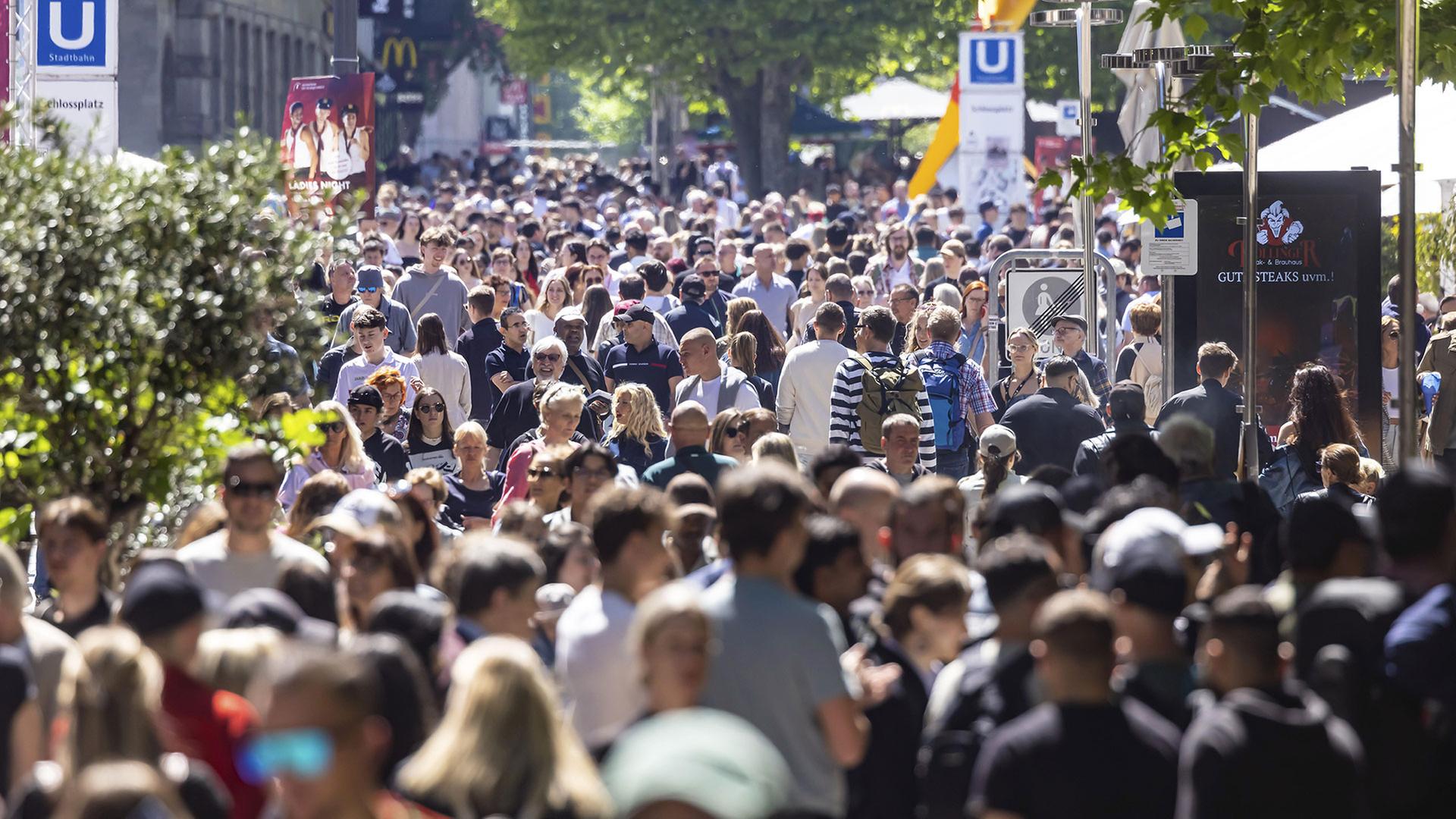 Viele Menschen in einer Einkaufsstraße in Stuttgart. | picture alliance / imageBROKER