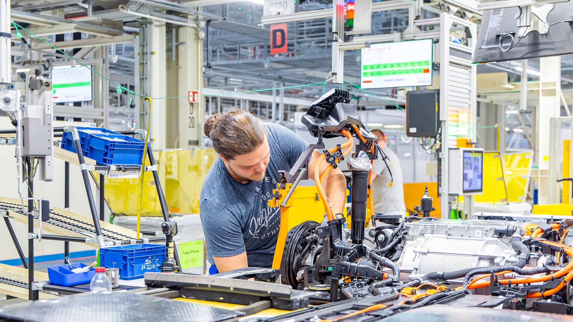 Produktionsfließband in der Autoindustrie | IMAGO / Sylvio Dittrich