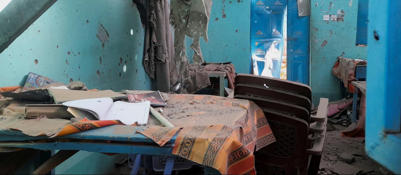 Ein von Einschusslöchern gezeichnetes Klassenzimmer in Al-Faschir.