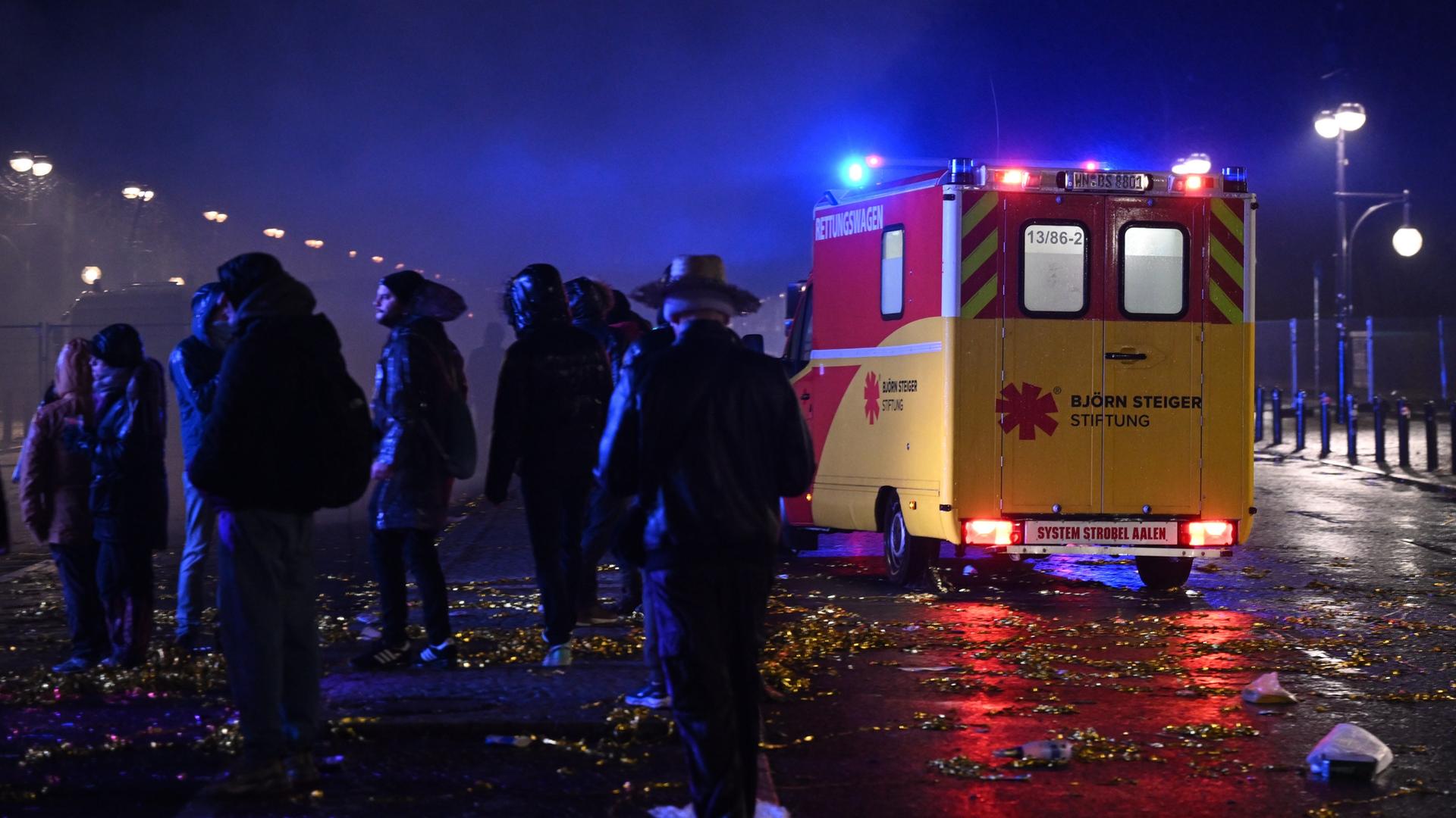 Ein Rettungswagen in der Silvesternacht | dpa