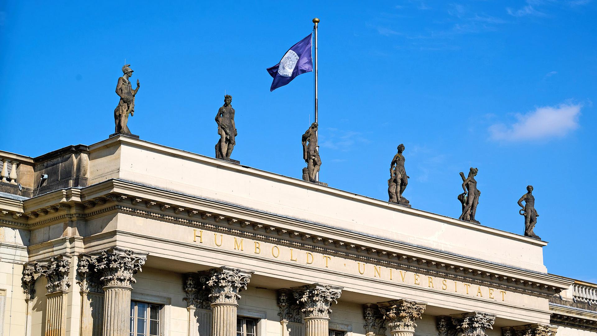 Der Eingang Unter den Linden der Humboldt-Universität (Quelle: picture alliance/dpa/S.Stache) | picture alliance/dpa/S.Stache