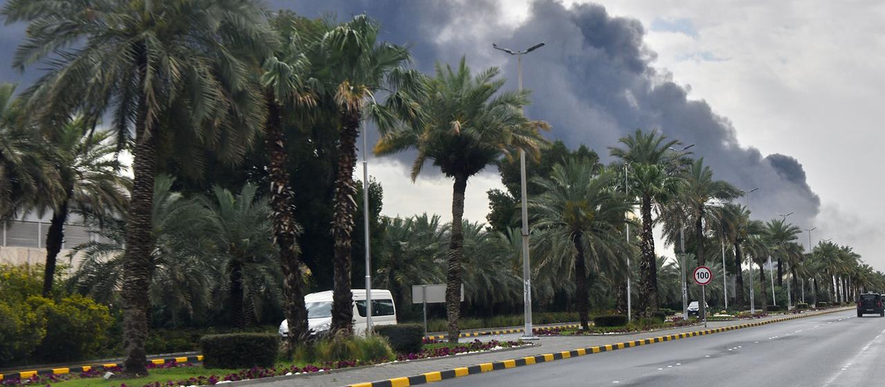 Rauch steigt vom internationalen Flughafen in Kuwait auf.