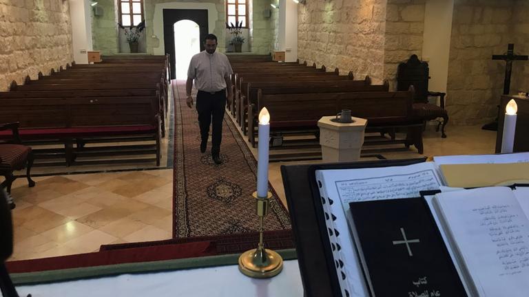 Der evangelische Pastor Ashraf Tannous in der Kirche seiner Gemeinde in Beit Jala im Westjordanland.