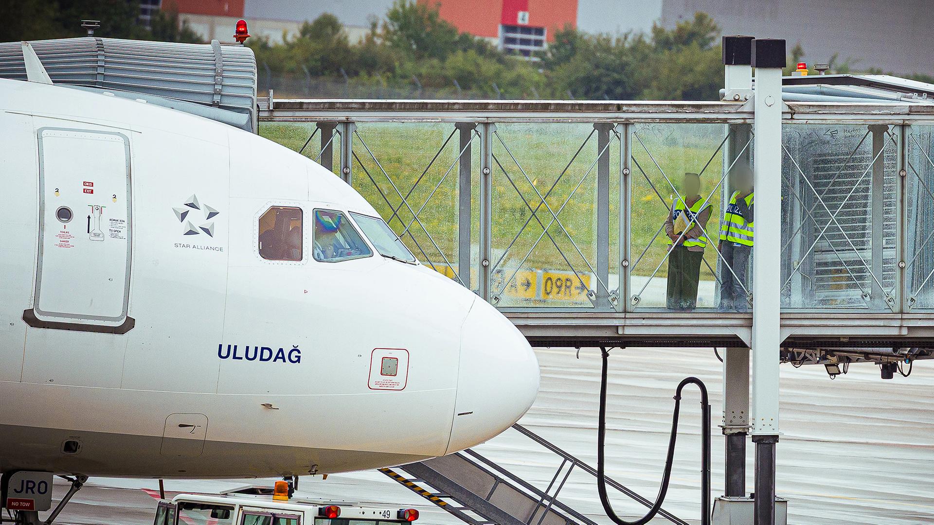 Ein Flugzeug steht an einem Terminal. (Archivbild: 1.9.2025) | dpa