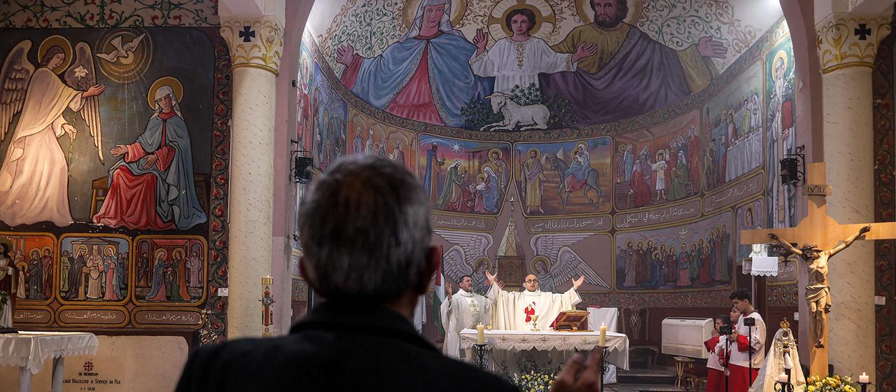 Pfarrer Gabriel Romanelli bei einem Gottesdienst in Gaza-Stadt