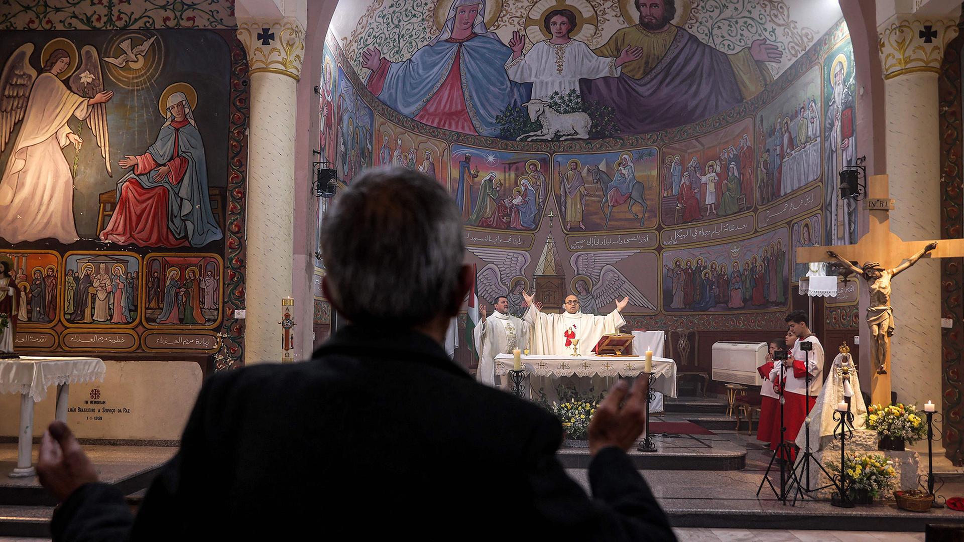 Pfarrer Gabriel Romanelli bei einem Gottesdienst in Gaza-Stadt | AFP