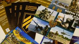Infobroschüren der ukrainischen Armee auf einem Tisch in einem Rekrutierungszentrum in Dnipro.