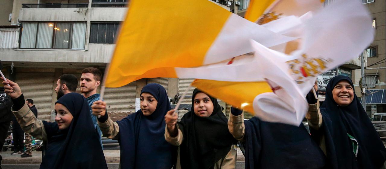 Frauen schwenken die Flagge des Vatikans
