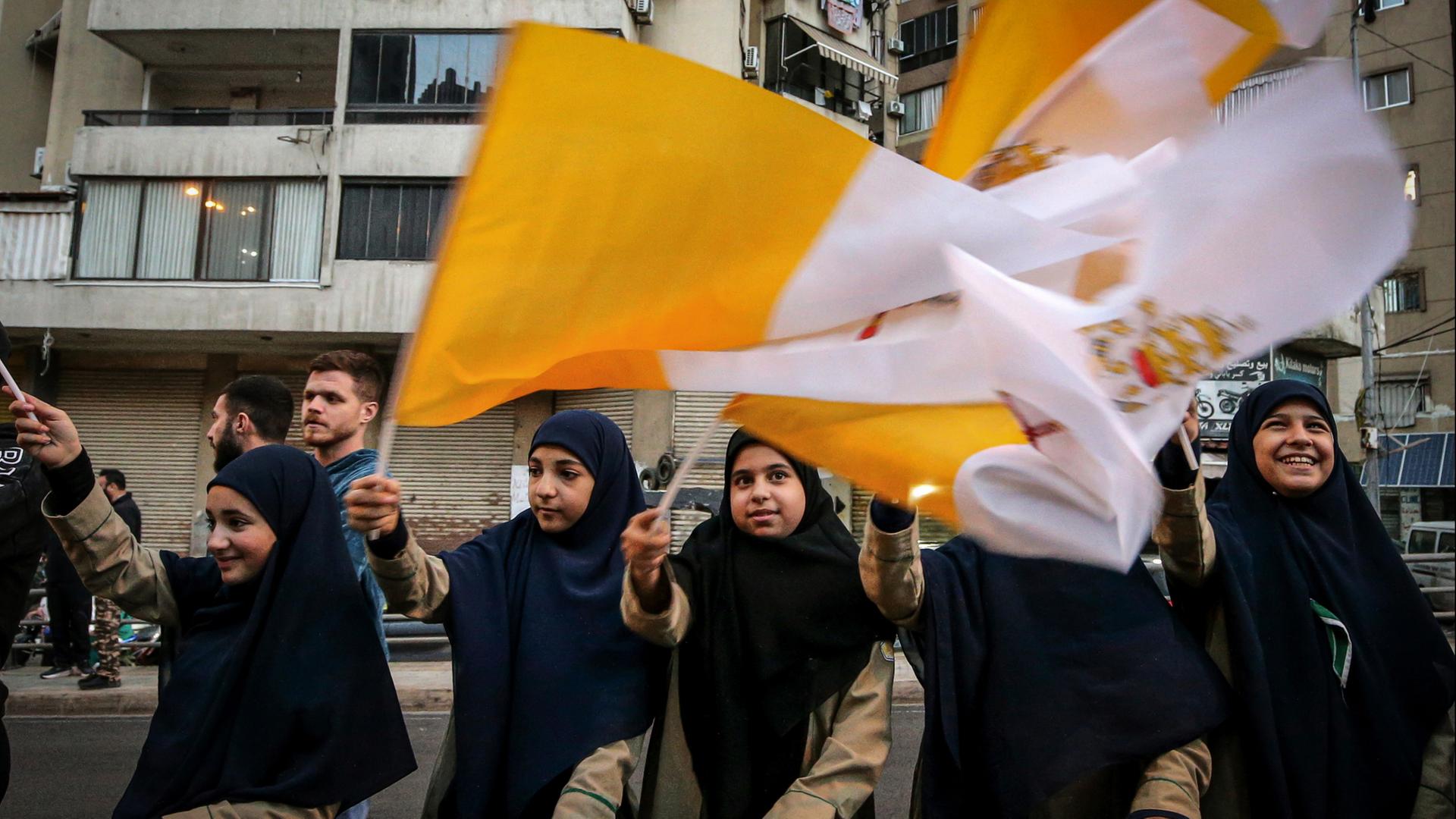 Frauen schwenken die Flagge des Vatikans | dpa
