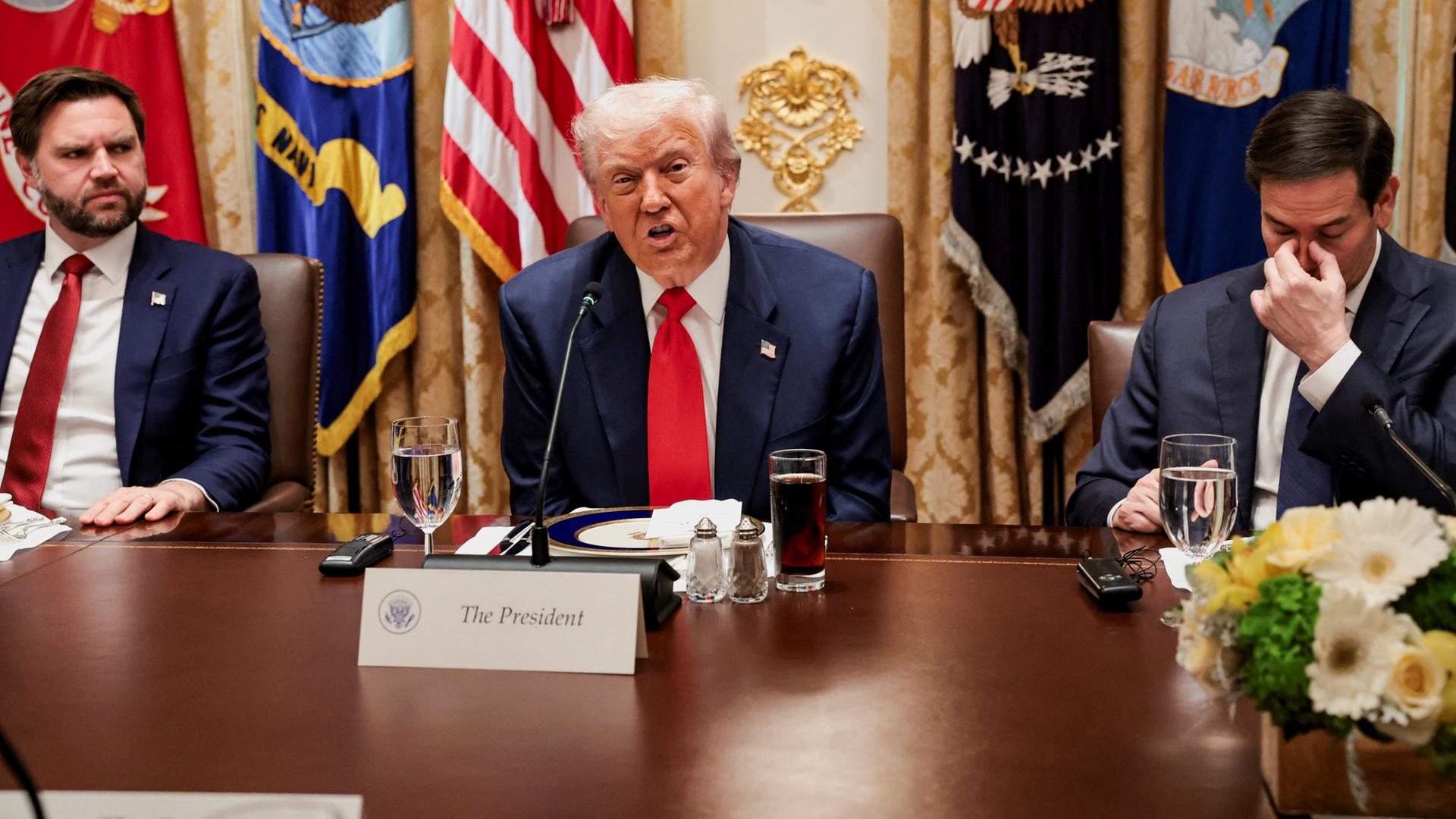 JD Vance, Donald Trump und Marco Rubio sind am Tisch sitzend zu sehen | REUTERS