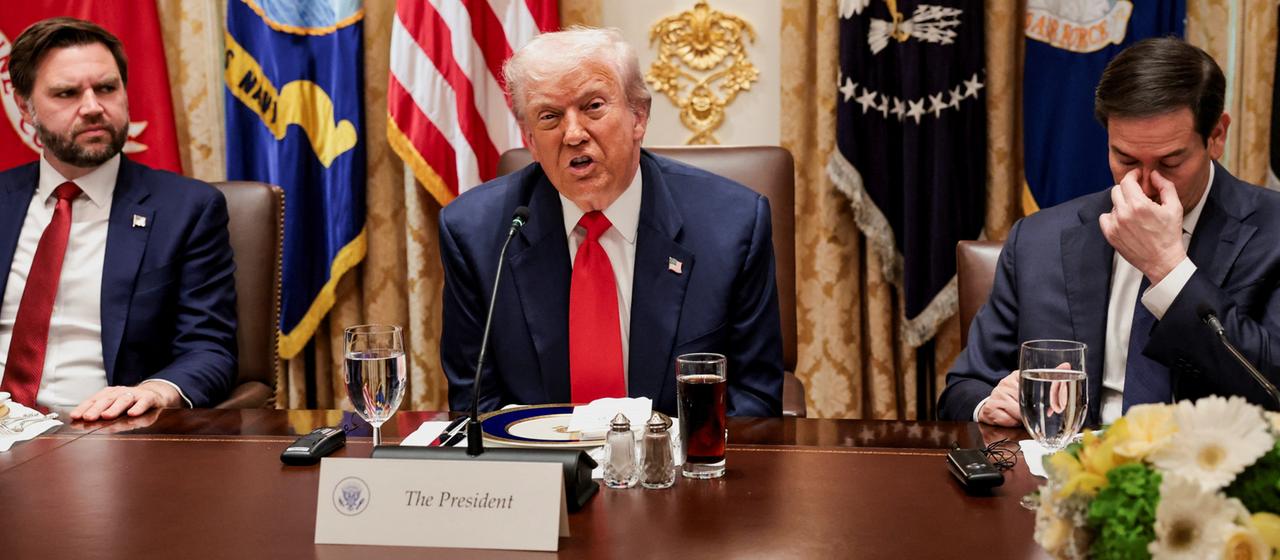 JD Vance, Donald Trump und Marco Rubio sind am Tisch sitzend zu sehen