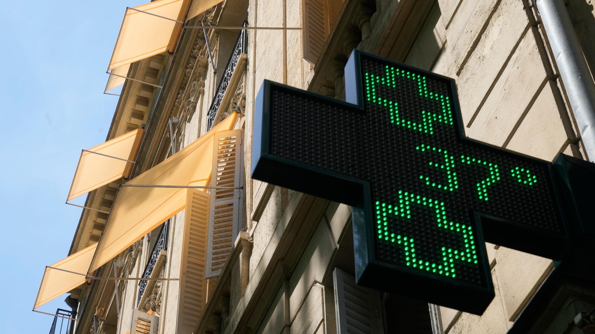 Ein Schild vor einer Apotheke in Paris zeigt eine Temperatur von 37 Grad an | Michel Euler/AP/dpa