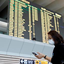 Eine Frau trägt eine Mundschutzmaske am Flughafen in Rom
