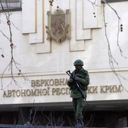 Bewaffneter in militärischer Uniform steht am 1. März 2014 vor dem Parlament der Krim in Simferopol.