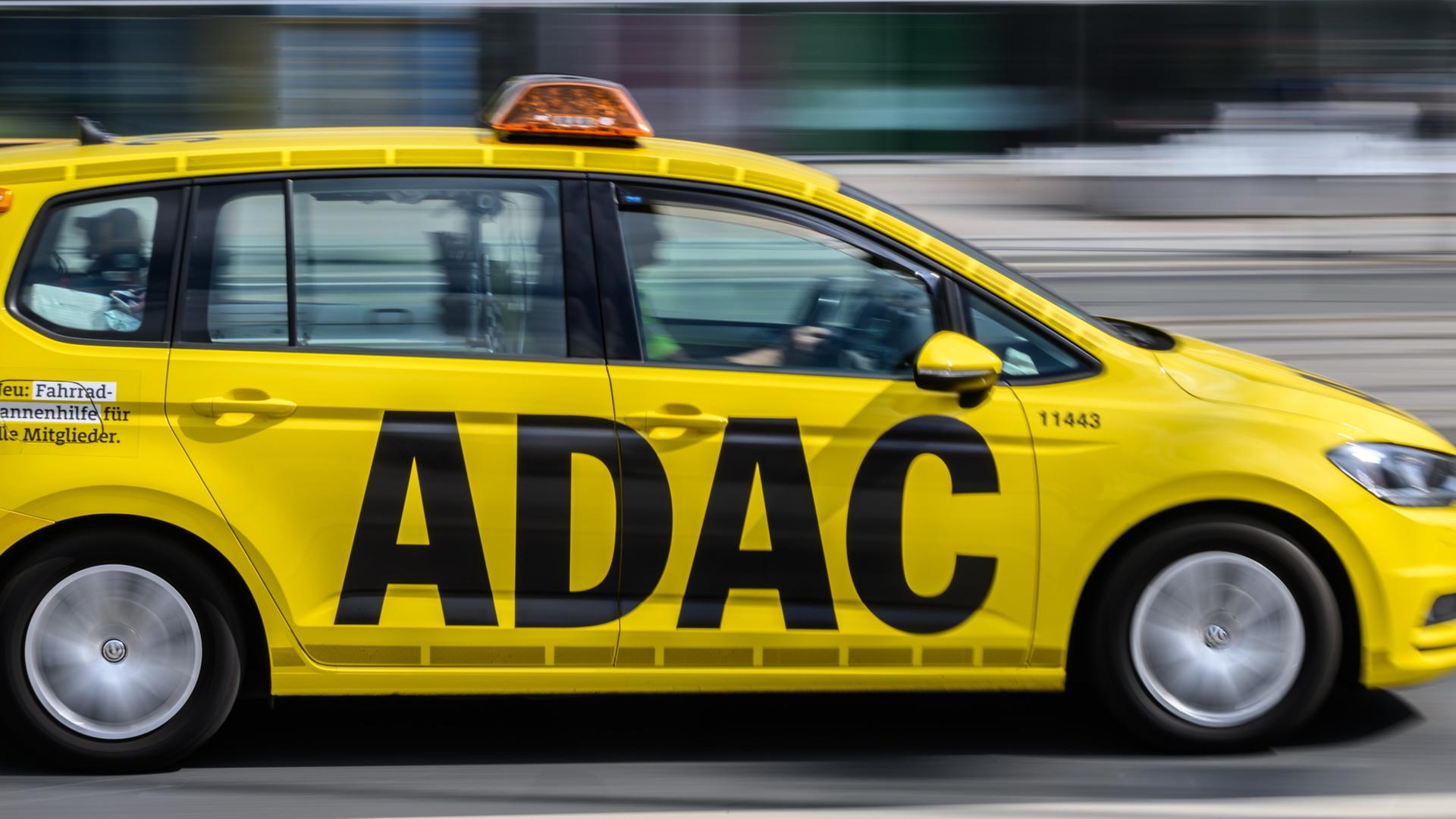 ADAC Helfer bei Panne