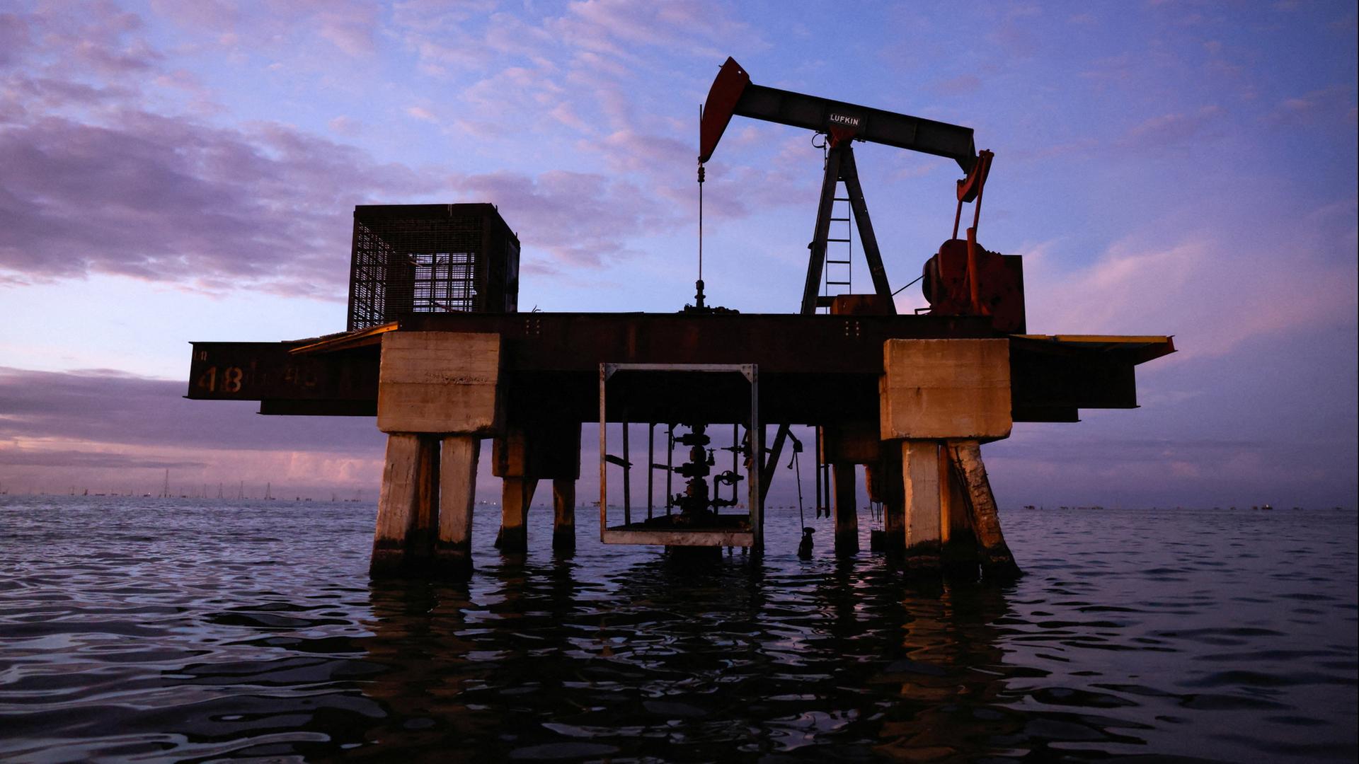 Eine Ölpumpe am Maracaibo-See in Cabimas, Venezuela. | REUTERS