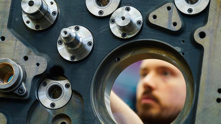 Ein Mitarbeiter montiert im Stammwerk der Heidelberger Druckmaschinen AG ein Druckwerk.