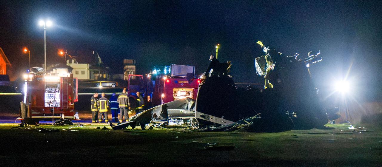 Ersthelfer stehen neben dem Wrack des abgestürzten CH-47 Chinook Hubschraubers in Bosnien-Herzegowina.