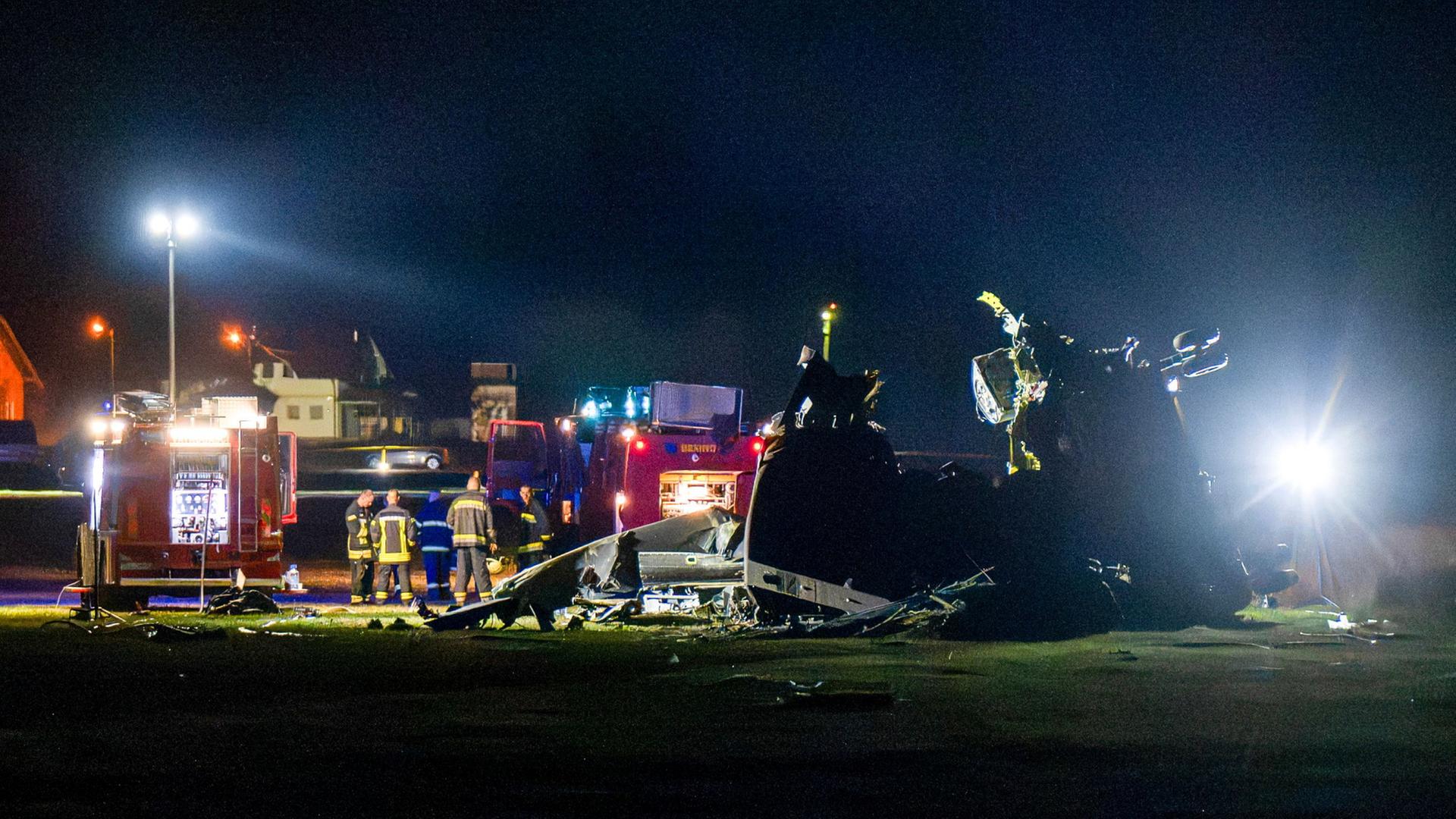 Ersthelfer stehen neben dem Wrack des abgestürzten CH-47 Chinook Hubschraubers in Bosnien-Herzegowina. | AP Photo/Predrag Simic