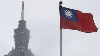 Die Flagge vor Taiwan vor dem "Taipei 101"-Wolkenkratzer in Taipeh.