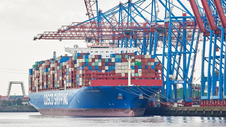 Containerhafen Hamburg mit dem Containerschiff Cosco