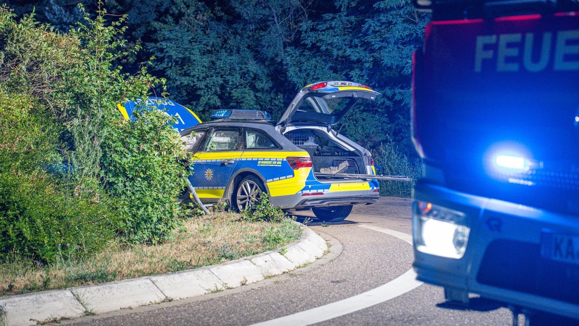 ベルリン郊外で警察車両が事故 — 土曜夜のラウンドアバウト
