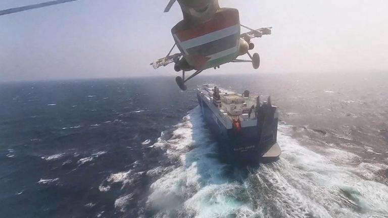 Ein Hubschrauber der Huthi-Miliz fliegt über das Frachtschiff "Galaxy Leader" im Roten Meer (Bild vom 20. November 2023)