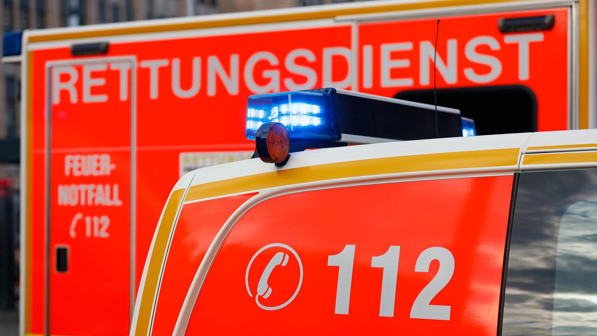 Rettungswagen mit Blauchlicht. Symbolbild | WDR / picture alliance / Geisler-Fotopress