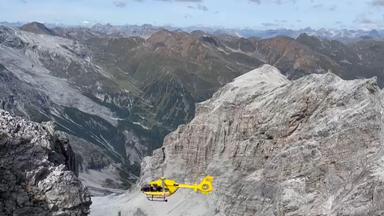 Ein Hubschrauber der Bergrettung fliegt über den Ortler (Archiv)