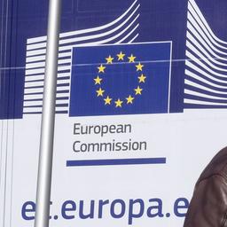 Ein Mann mit Mundschutz geht an der EU-Kommissionszentrale in Brüssel vorbei.