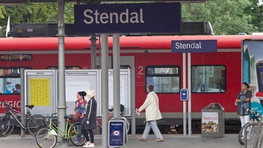 Reisende und ein regionalexpress an einem Gleis des Bahnhof Stendalt. (Archivbild 16.08.2011)