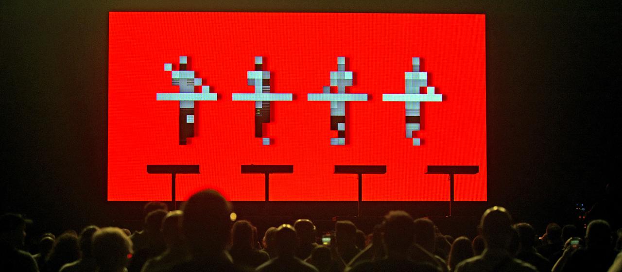 Die Band Kraftwerk bei einem Auftritt.