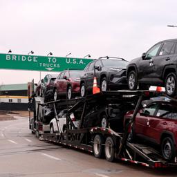 Ein Autotransporter überquert die die Ambassador Bridge in Windsor, Ontario, um nach Detroit, Michigan, zu fahren.