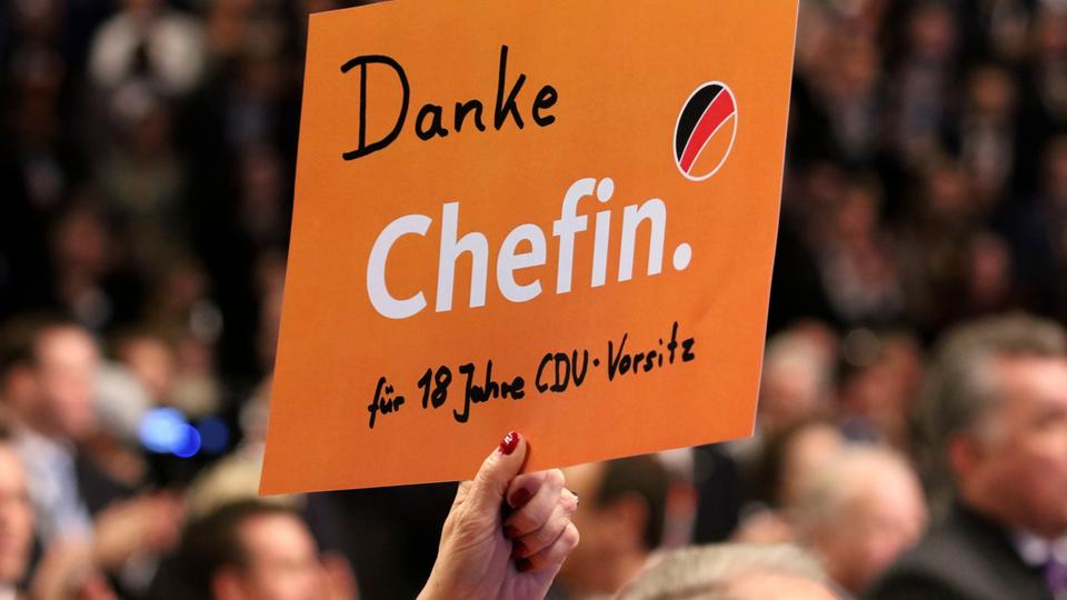 Die CDU-Mitglieder im Saal dankten Merkel mit minutenlangem Applaus. | FOCKE STRANGMANN/EPA-EFE/REX/Shu Eine Delegierte des CDU-Parteitags hält ein Schild hoch mit der Aufschrift "Danke Chefin für 18 Jahre CDU-Vorsitz".
