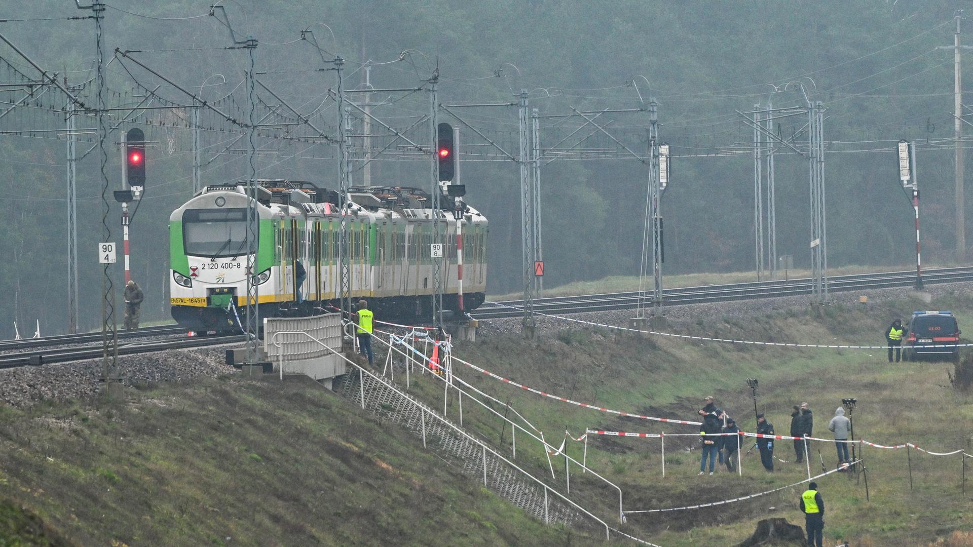 Spezialkräfte am Ort eines Gleisabschnitts auf der Strecke Deblin-Warschau bei  Mika | dpa