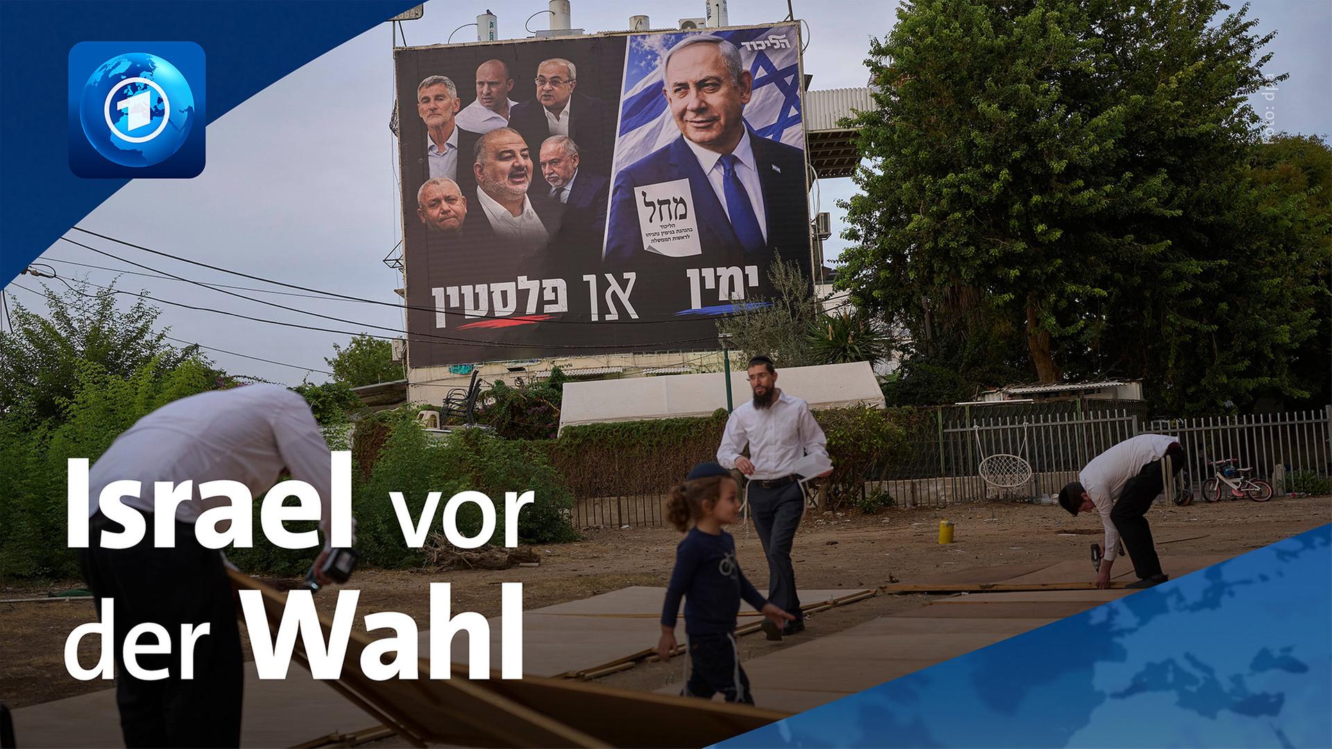 Ultraorthodoxe Juden stehen vor einer Plakatwand, auf der Benjamin Netanjahu zusammen mit den Vorsitzenden der Oppositionsparteien zu sehen ist. | dpa/ARD-aktuell