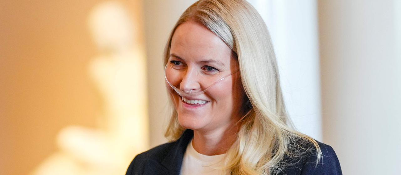 Kronprinzessin Mette-Marit trägt eine Sauerstoffbrille (Archivbild vom 10.04.2026).