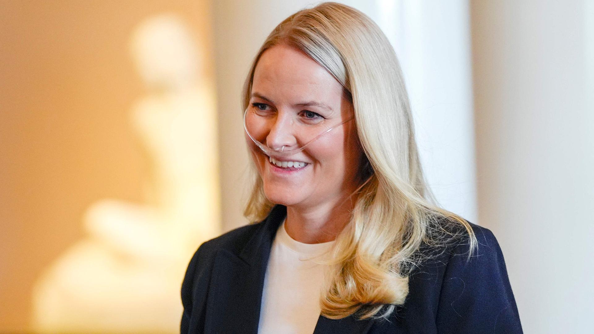 Kronprinzessin Mette-Marit trägt eine Sauerstoffbrille (Archivbild vom 10.04.2026). | AFP